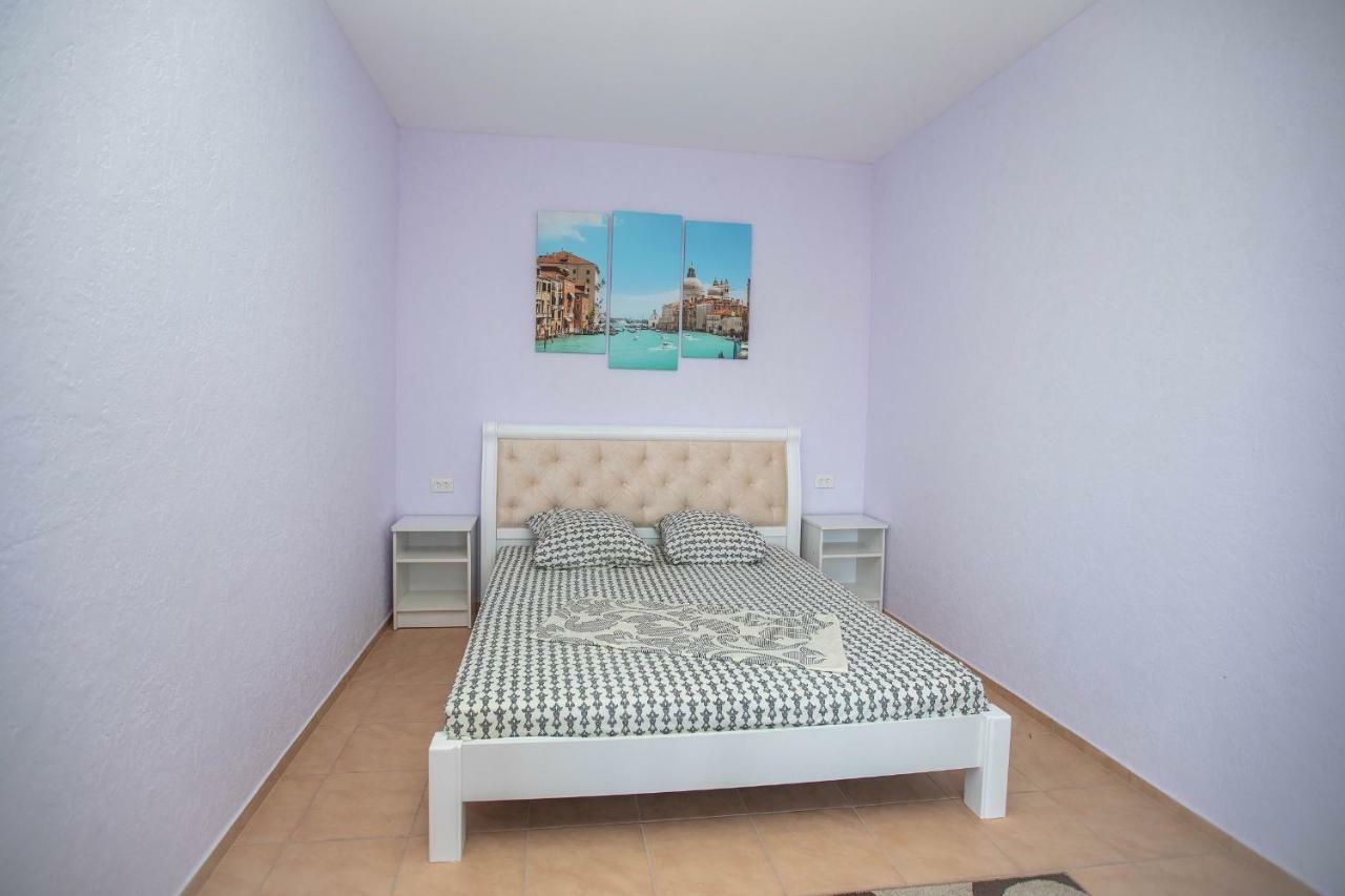Amalia Hotel Zaliznyy Port Bagian luar foto